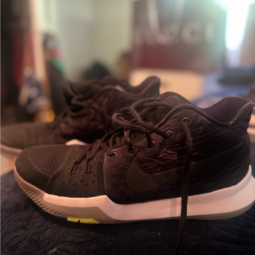 Nike Men's Black Kyrie Basketbsll Shoes